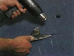 При удалении плитки винилового покрытия, для размягчения схватывающего слоя - используйте пистолет для подачи горячего воздуха.