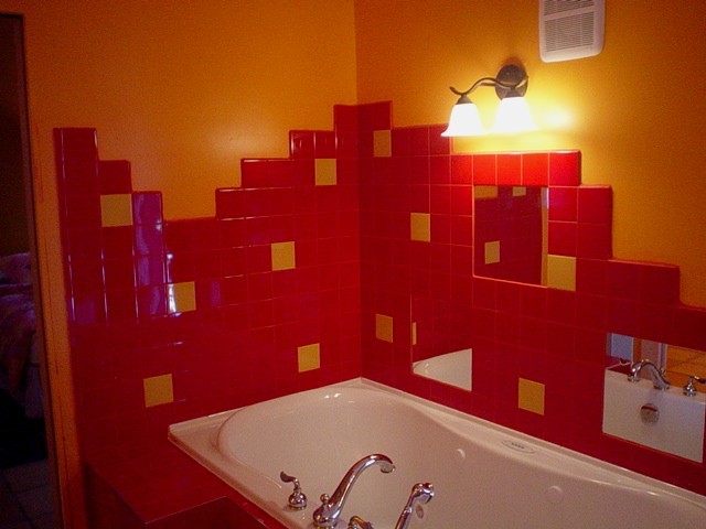 Красная плитка в ванной