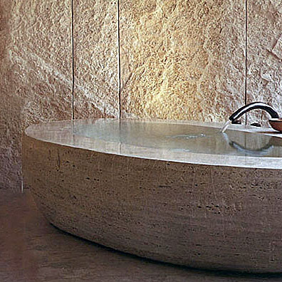 Дизайн плитки в ванной комнате: натуральный камень 